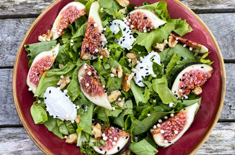 Salade aux figues fraiches, chèvre, noix