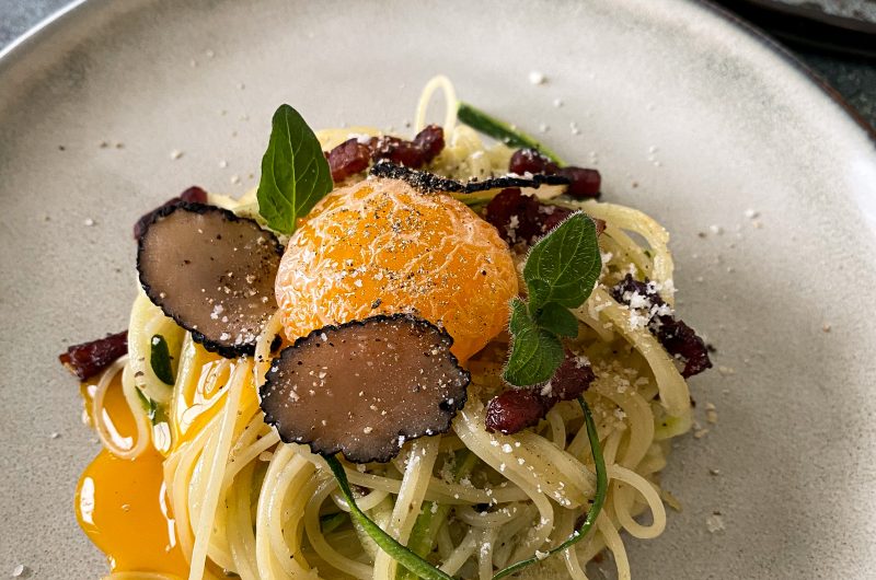 Duo de spaghettis à la truffe et oeuf basse température