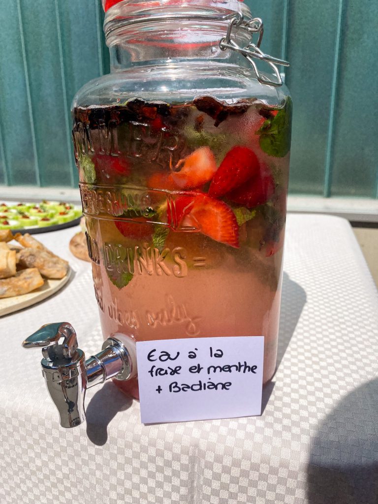 Eau aromatisée à la fraise et à la menthe