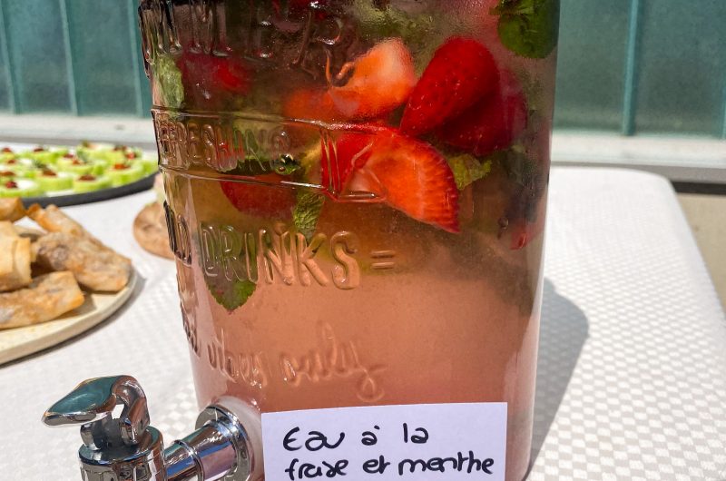 Eau aromatisée à la fraise, menthe et badiane